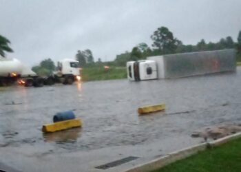 Temporal derruba carreta estacionada em Campos Novos-SC