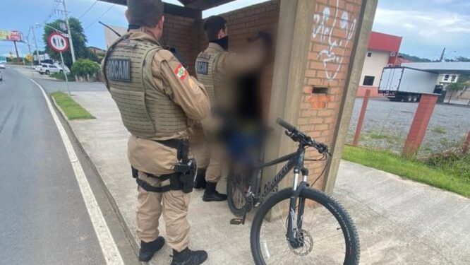 Homem é preso com bicicleta furtada após denúncia em Guaramirim