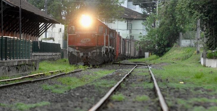 Homem joga água em maquinista de trem por conta do barulho em Corupá