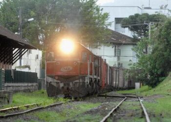 Homem joga água em maquinista de trem por conta do barulho em Corupá
