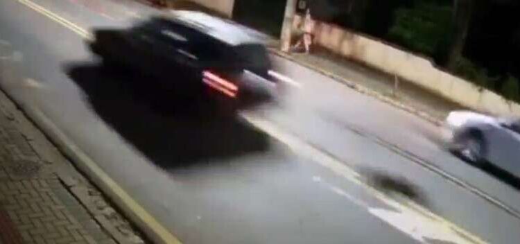 Homem é preso após amarrar cão em carro em SC