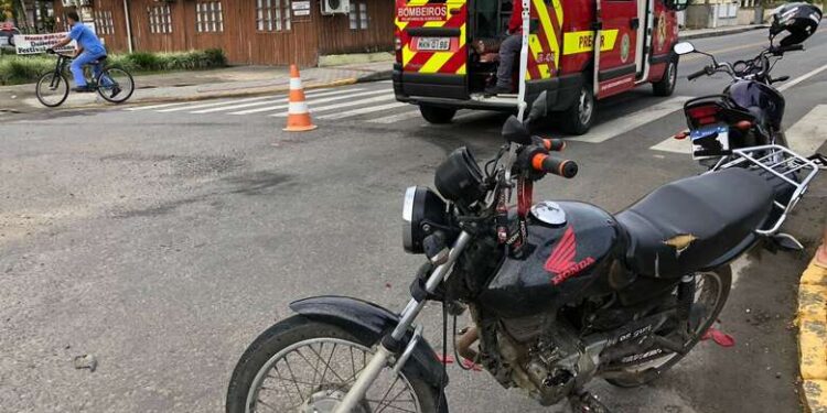Acidente entre duas motos e um carro deixa pessoa ferida em Schroeder