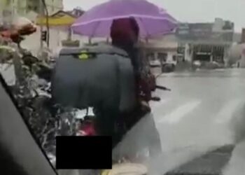[Vídeo] Motociclista usa guarda-chuva para se proteger da chuva em Joinville
