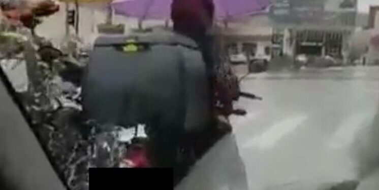 [Vídeo] Motociclista usa guarda-chuva para se proteger da chuva em Joinville