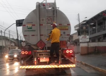 Homem é flagrado ‘pegando carona’ em caminhão em Jaraguá do Sul