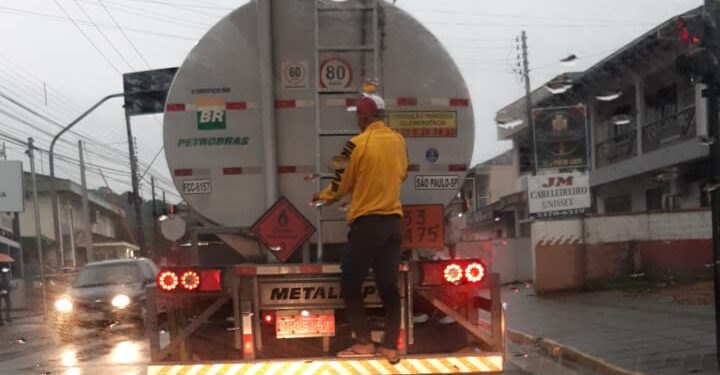Homem é flagrado ‘pegando carona’ em caminhão em Jaraguá do Sul