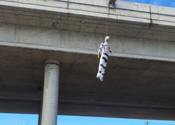 Boneco enforcado de Lula é colocado em viaduto de Guaramirim