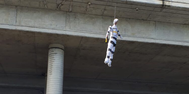 Boneco enforcado de Lula é colocado em viaduto de Guaramirim