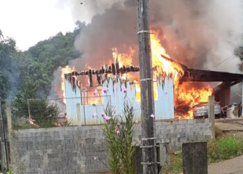 Após casa ser destruída por incêndio, família de Jaraguá pede ajuda para recomeçar