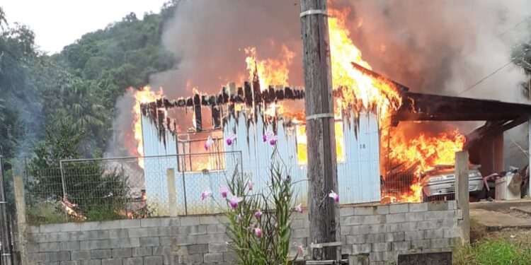 Após casa ser destruída por incêndio, família de Jaraguá pede ajuda para recomeçar