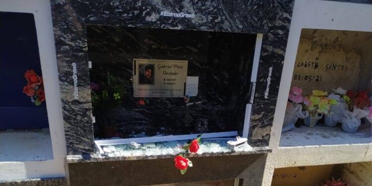 Ladrão arromba túmulo e furta skate em cemitério de Schroeder