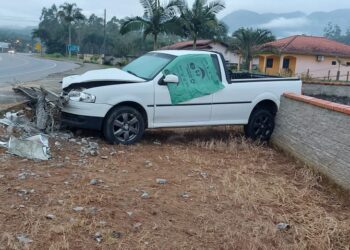 Motorista fica ferido após carro bater em poste em Jaraguá