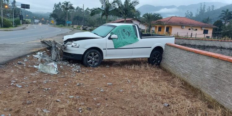 Motorista fica ferido após carro bater em poste em Jaraguá