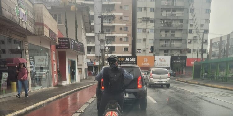 Veículos dividem espaço com patinetes elétricos em Jaraguá e região