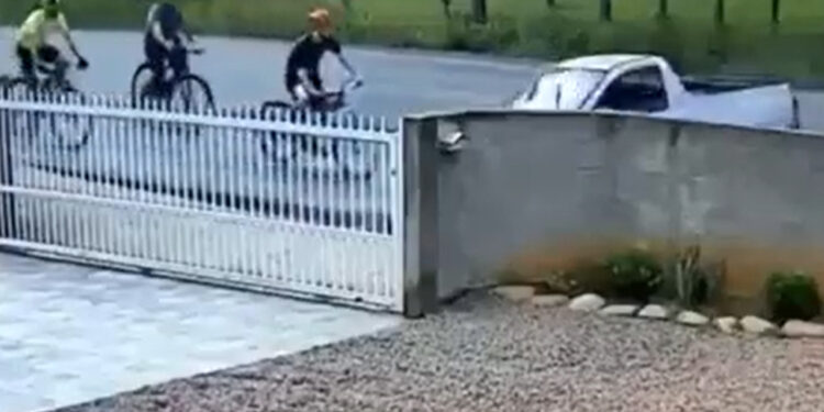 [Vídeo] Carro bate em ciclista e arranca portão de residência em SC