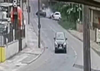 [Vídeo] Carro invade a contramão e atinge veículo em Joinville