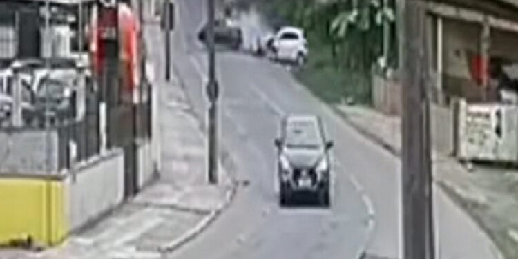 [Vídeo] Carro invade a contramão e atinge veículo em Joinville