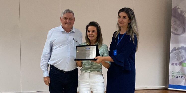Bold recebe homenagem da Fiesc por ações de voluntariado na comunidade