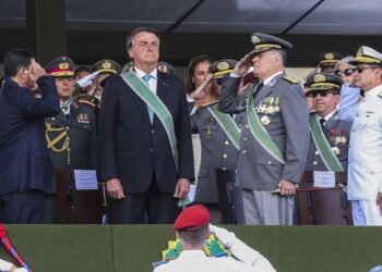 Bolsonaro diz que Exército está presente em momentos difíceis do país