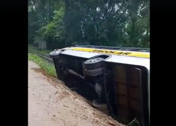 Microônibus cai sobre linha ferroviária em Jaraguá do Sul