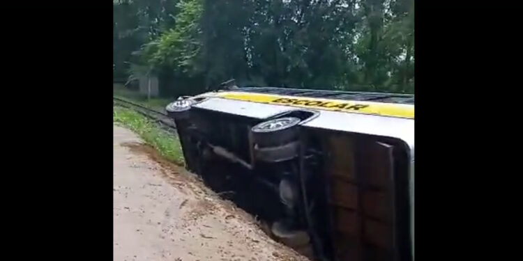 Microônibus cai sobre linha ferroviária em Jaraguá do Sul