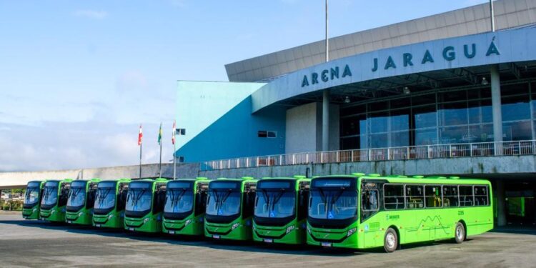 Empresa apresenta dez ônibus novos para o transporte coletivo em Jaraguá