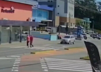 [Vídeo] Idosa fica gravemente ferida após ser atropelada em Blumenau