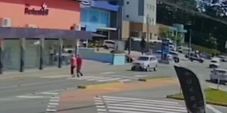 [Vídeo] Idosa fica gravemente ferida após ser atropelada em Blumenau