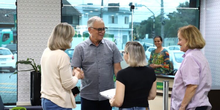 Novo prefeito de Jaraguá, Jair Franzner visita secretarias