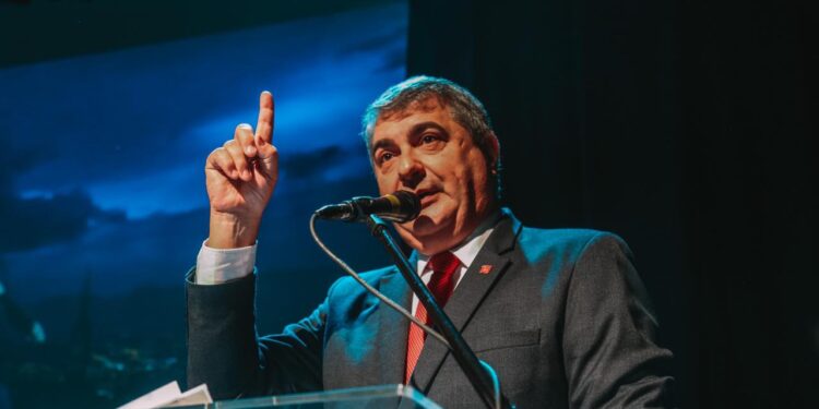 Lunelli transmite cargo para vice e lança pré-candidatura ao governo do estado