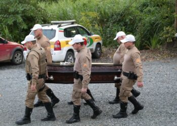 [Fotos] Homenagem e emoção marcam enterro de policial atropelado em Massaranduba