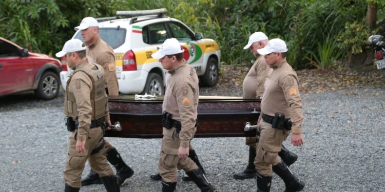 [Fotos] Homenagem e emoção marcam enterro de policial atropelado em Massaranduba