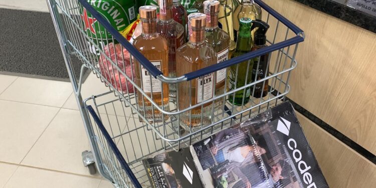 Homem tenta furtar mais de R$ 1 mil em mercadorias em supermercado de Jaraguá do Sul