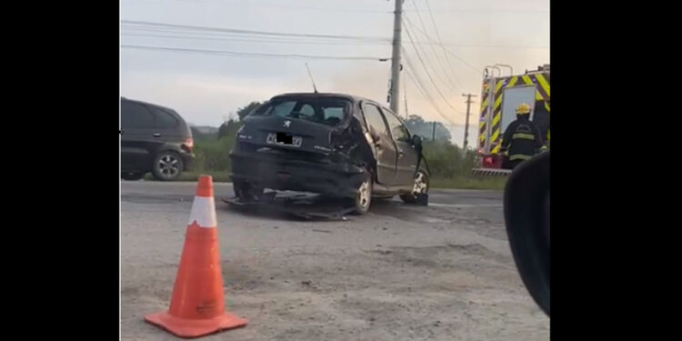 [Vídeo] Acidente envolvendo carro, caminhão e moto é registrado na BR-280, em Guaramirim