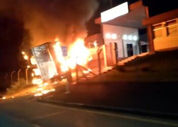 [Vídeos] Bandidos fortemente armados atacam transportadora de valores em Guarapuava (PR)