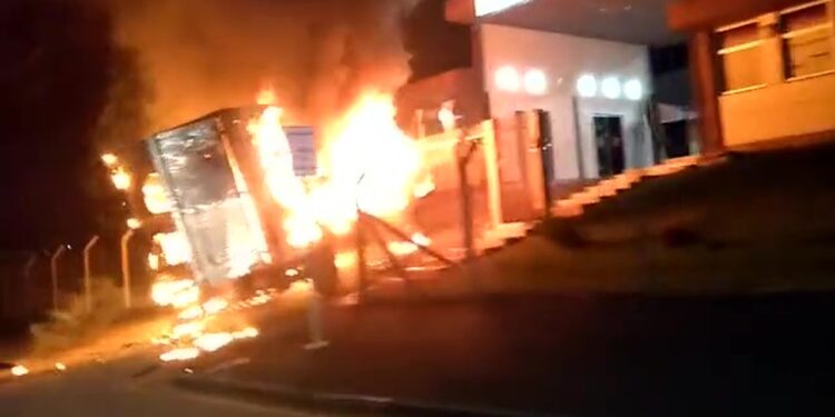 [Vídeos] Bandidos fortemente armados atacam transportadora de valores em Guarapuava (PR)