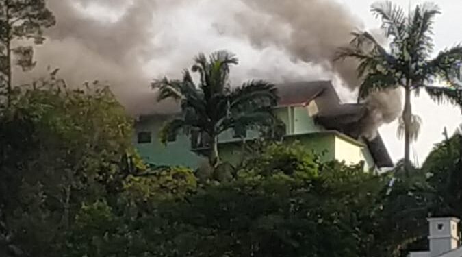 [Urgente] Centro educacional pega fogo em Jaraguá do Sul