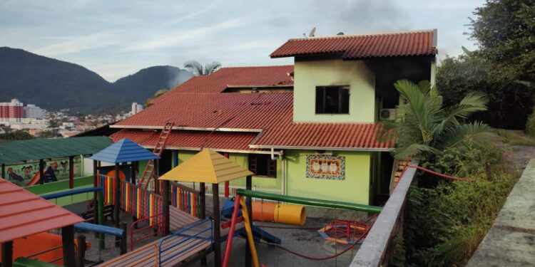 [Vídeos] Fogo em centro educacional de Jaraguá começou em ar-condicionado, diz PM