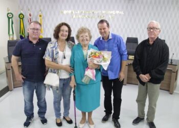 Jaraguaense centenária recebe homenagem na Câmara de Vereadores
