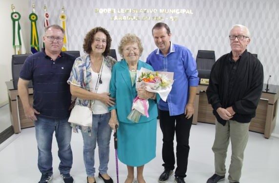 Jaraguaense centenária recebe homenagem na Câmara de Vereadores