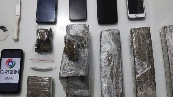 Casal é preso com cerca de três kgs de maconha em Jaraguá do Sul