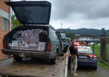 [Vídeo] Mais de 11 mil maços de cigarros paraguaios são encontrados em carro de Jaraguá do Sul