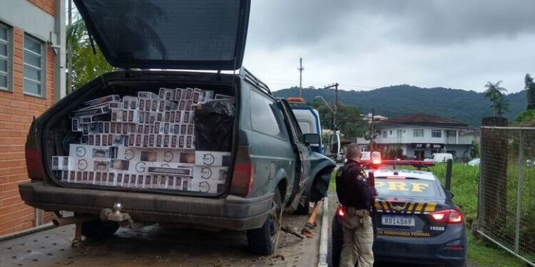 [Vídeo] Mais de 11 mil maços de cigarros paraguaios são encontrados em carro de Jaraguá do Sul