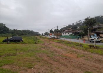 Carro bate em poste e rua fica interditada em Jaraguá do Sul