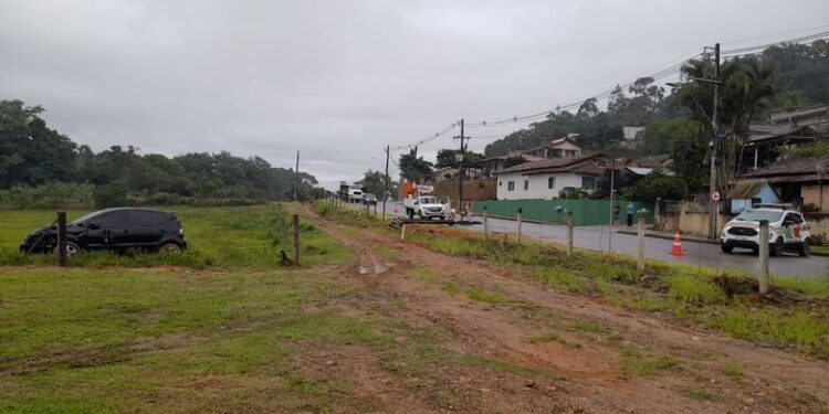 Carro bate em poste e rua fica interditada em Jaraguá do Sul