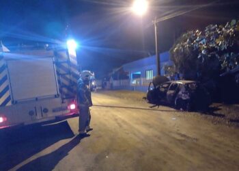 Carro pega fogo e duas pessoas são socorridas pelos bombeiros em Schroeder