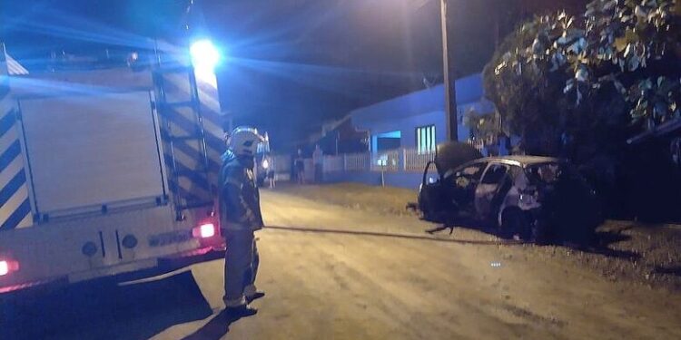 Carro pega fogo e duas pessoas são socorridas pelos bombeiros em Schroeder
