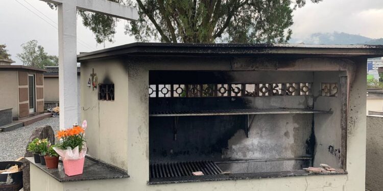 Incêndio atinge velário em cemitério de Jaraguá do Sul