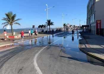 [Vídeo] Mar invade ruas de Barra Velha após ressaca