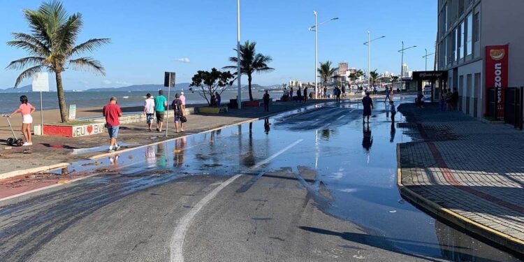[Vídeo] Mar invade ruas de Barra Velha após ressaca